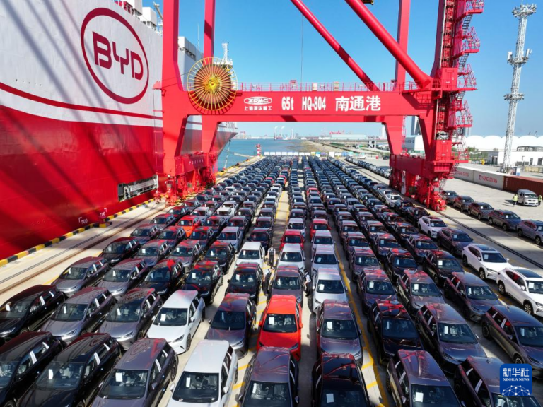 Китайские электромобили BYD в порту Наньтун перед отправкой в Европу