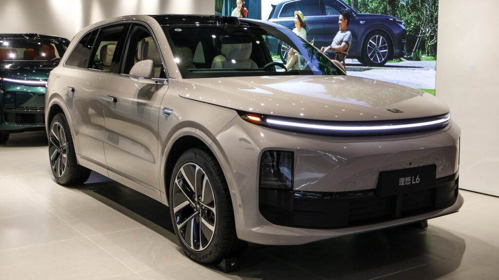 Кроссовер Li Auto L6 первого поколения на выставочном стенде