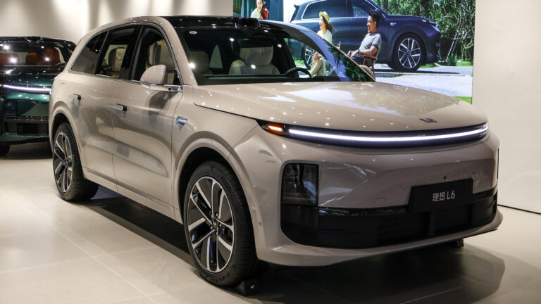 Кроссовер Li Auto L6 первого поколения на выставочном стенде