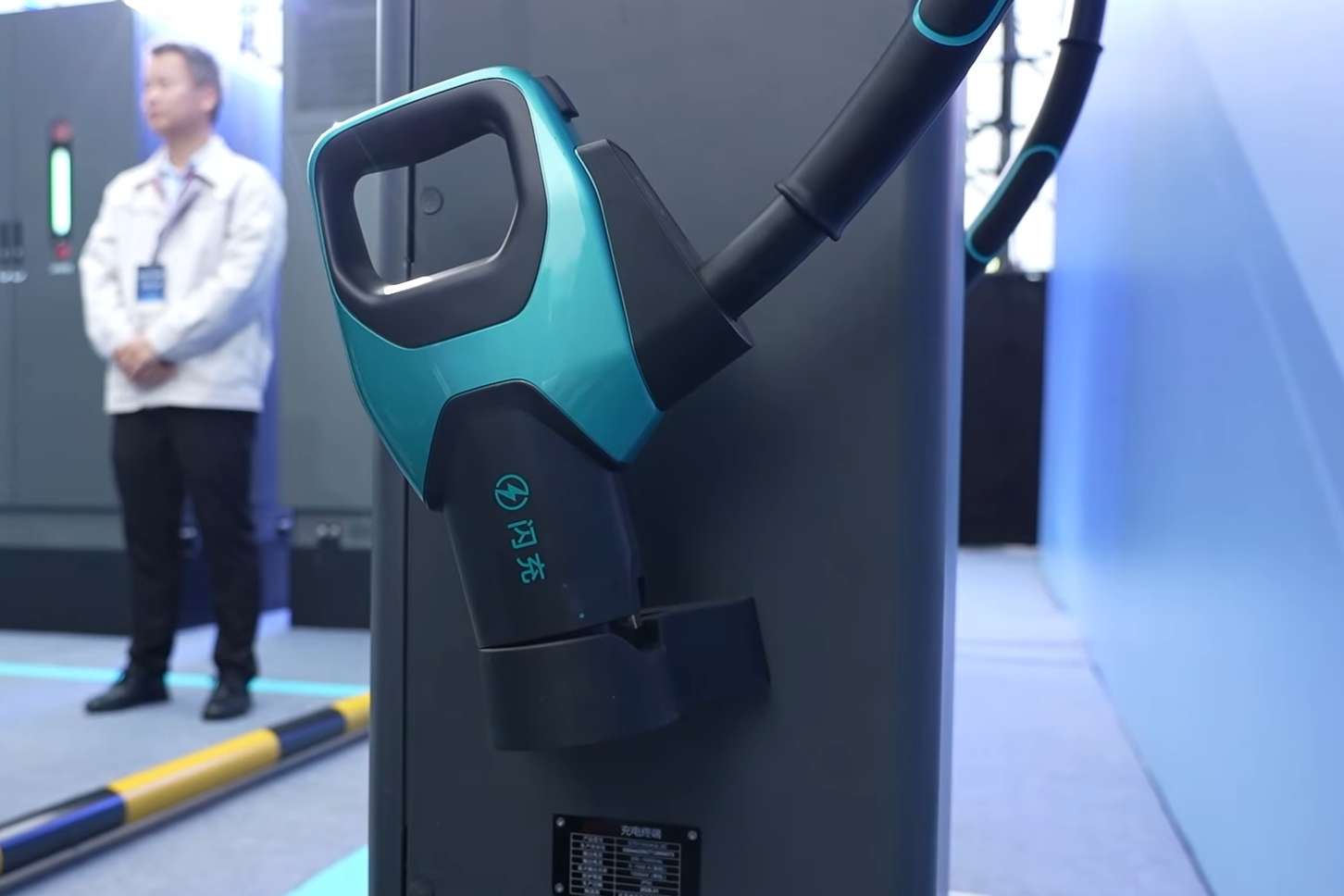 Демонстрационный зарядный разъём BYD Flash Charging мощностью до 1500 кВт
