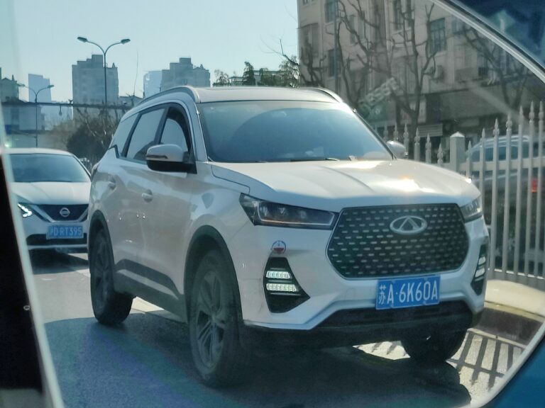 Кроссовер Chery Tiggo 7 второго поколения на улице