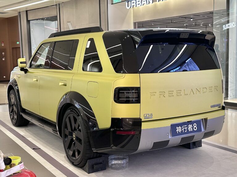 Гибридный кроссовер Freelander 8 на открытой площадке