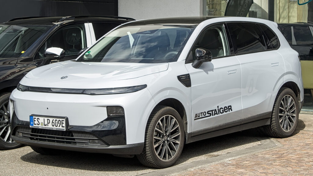 Белый электрический кроссовер Leapmotor B10 на улице