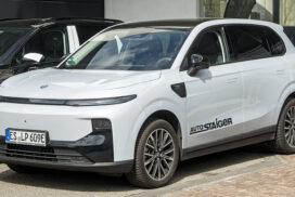 Белый электрический кроссовер Leapmotor B10 на улице