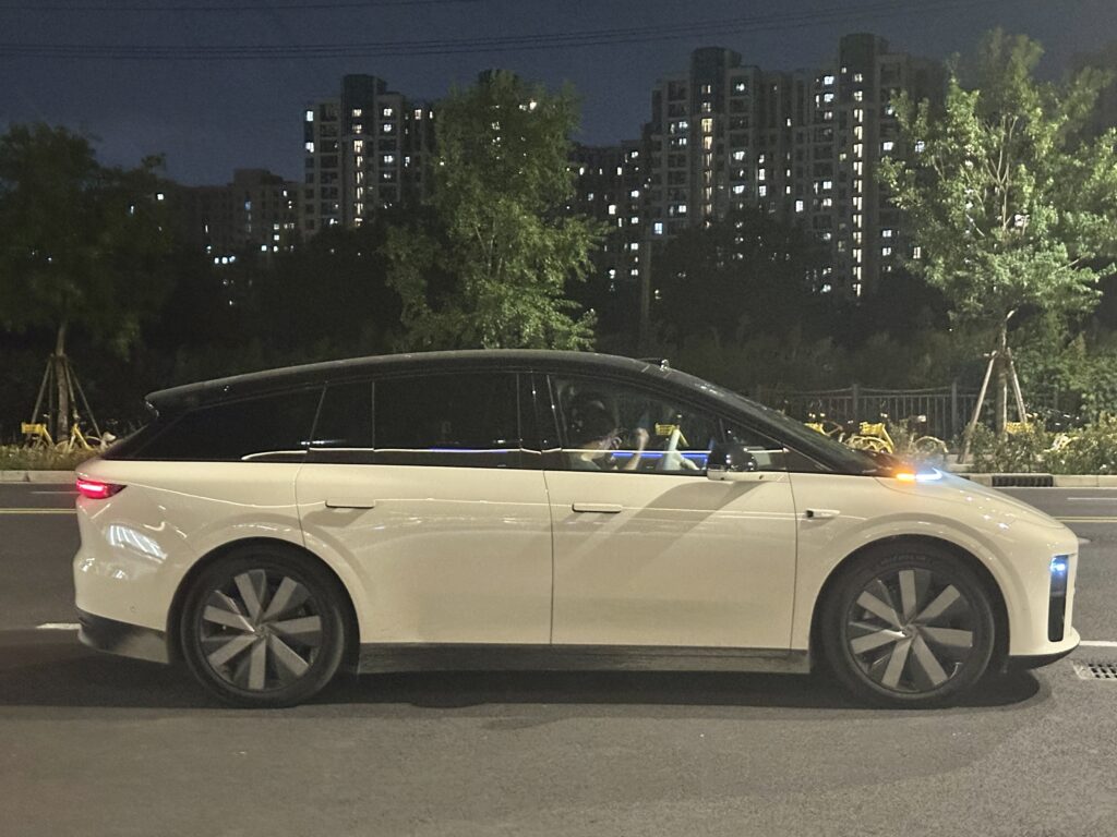 Электрический кроссовер Li Auto i6, вид спереди и сбоку