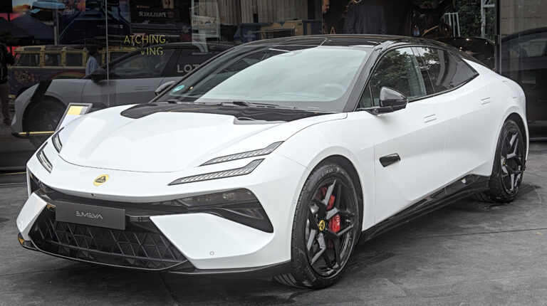 Электрический седан Lotus Emeya на выставочном стенде