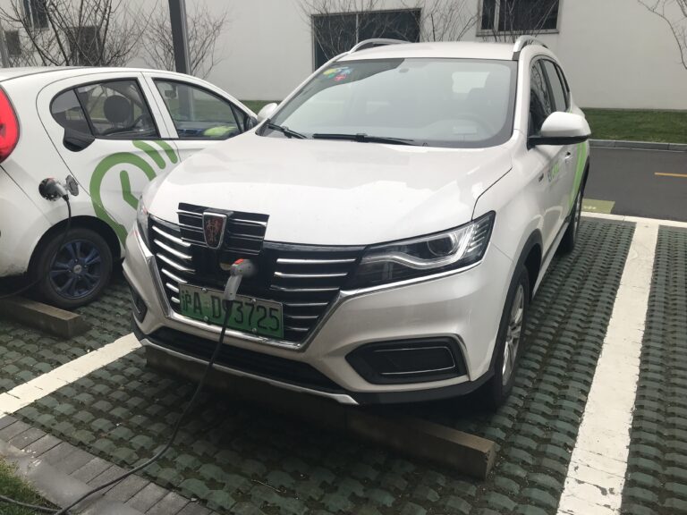 Электромобиль Roewe ERX5 на зарядной станции в Шанхае