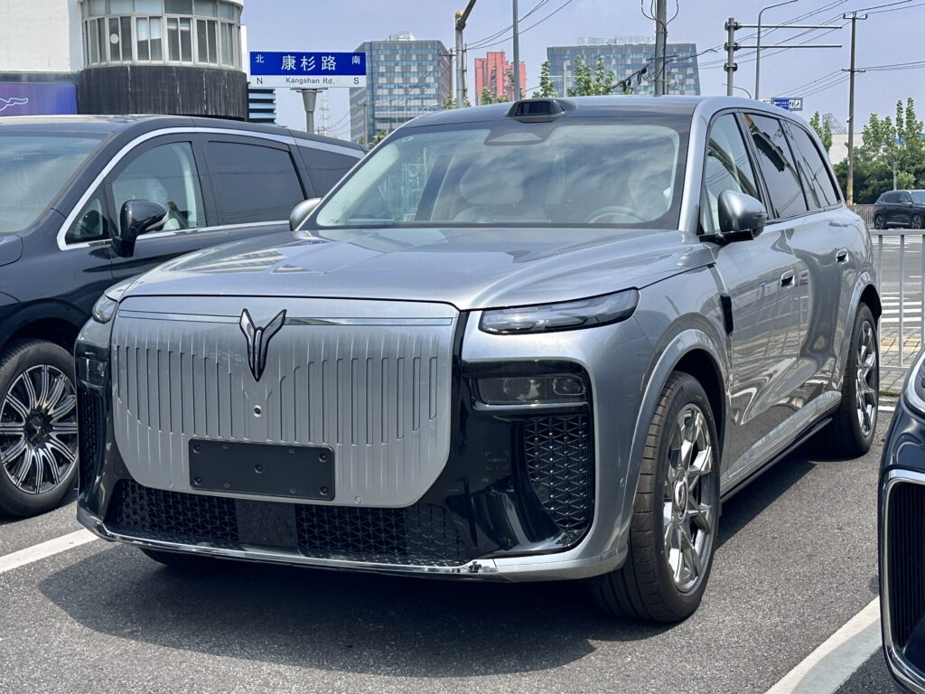 Кроссовер Voyah Taishan X8, вид спереди и сбоку