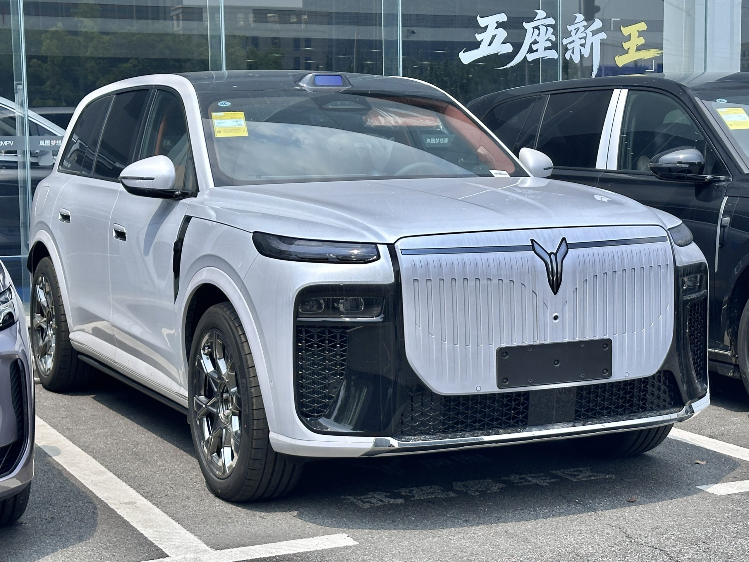 Voyah Taishan X8 на улице, вид сбоку и сзади