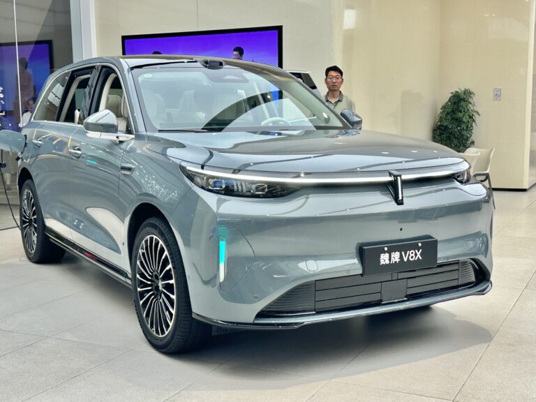Гибридный кроссовер Wey V8X на автомобильной выставке в Китае