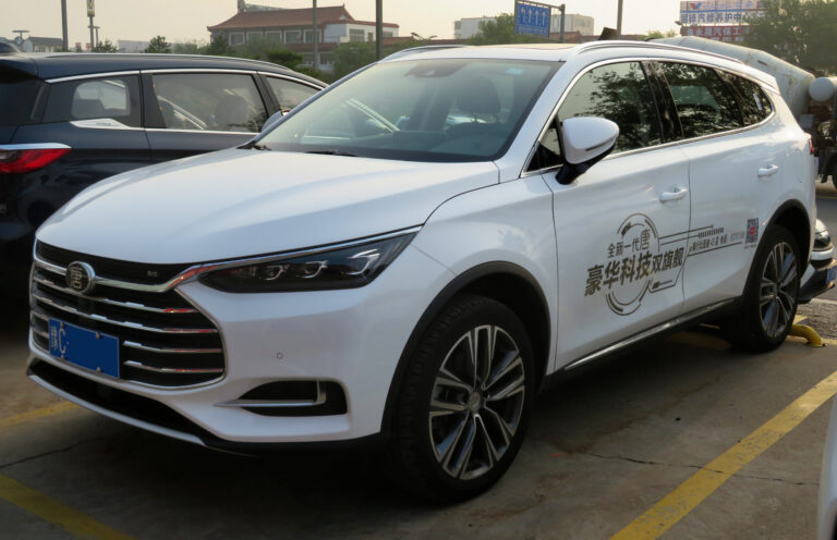 BYD Tang второго поколения 2018 года на дороге, модель из отзыва в Китае