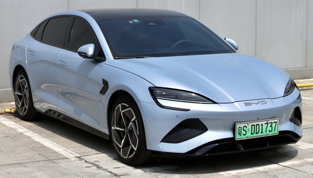Синий электромобиль BYD Seal на улице в Шэньчжэне