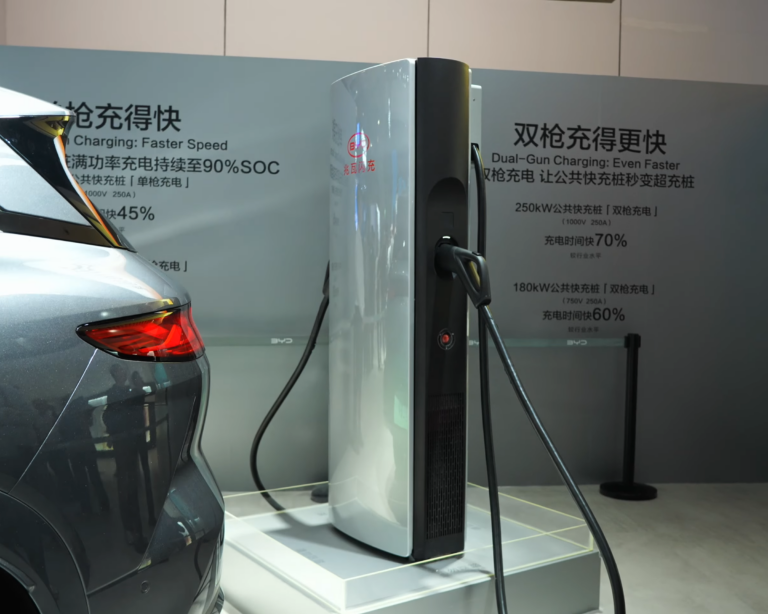 Зарядная станция BYD мощностью 1000 кВт на выставке Auto Shanghai