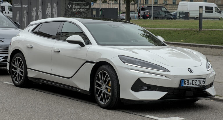 Белый электрический Denza Z9 GT на выставке IAA 2025