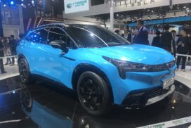 Электрический кроссовер GAC Aion LX на улице