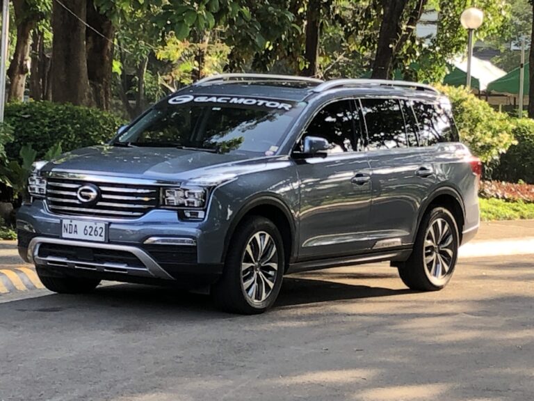 Автомобиль GAC GS8 на улице, иллюстрация марки GAC