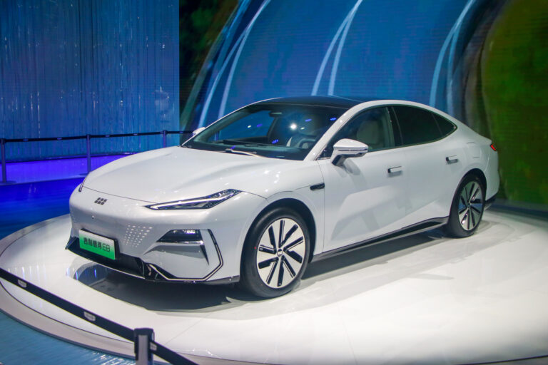 Электрический седан Geely Galaxy E8 на выставочной площадке