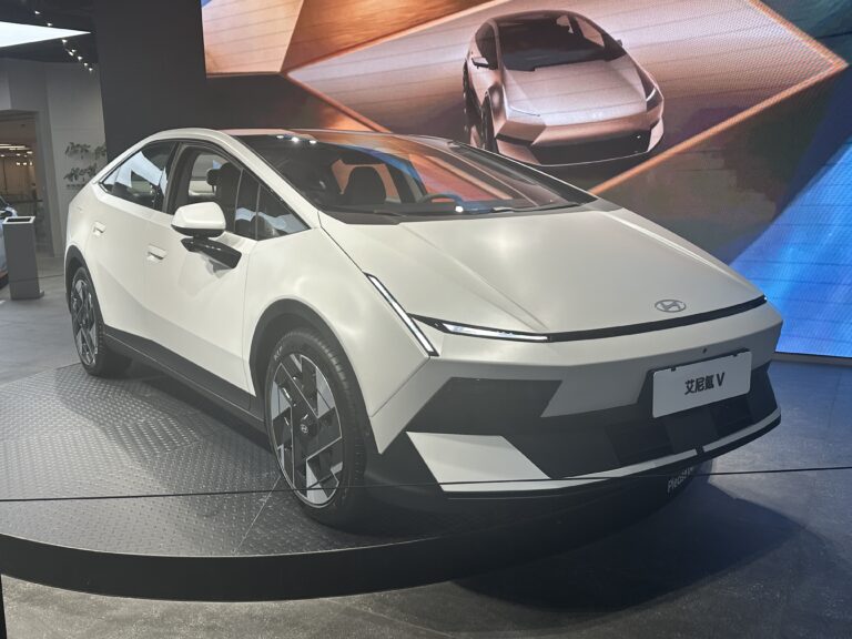 Электрический лифтбек Hyundai IONIQ V на выставке в Китае
