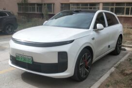 Кроссовер Li Auto L6 на улице, вид спереди и сбоку