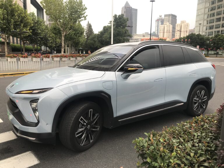 Электрический кроссовер NIO ES6 на автомобильной выставке