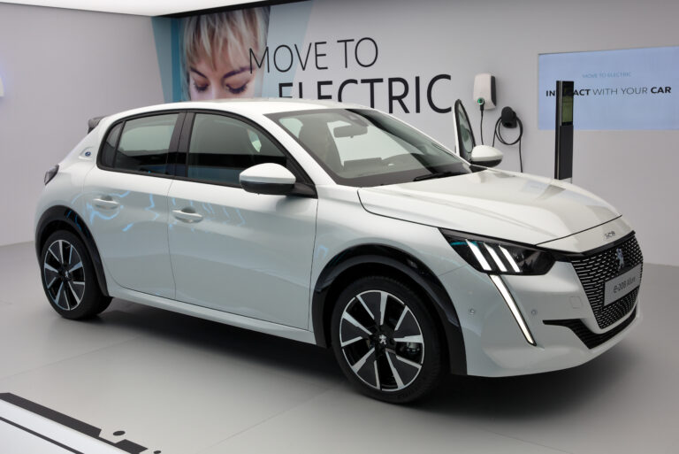 Электромобиль Peugeot e-208 как иллюстрация марки