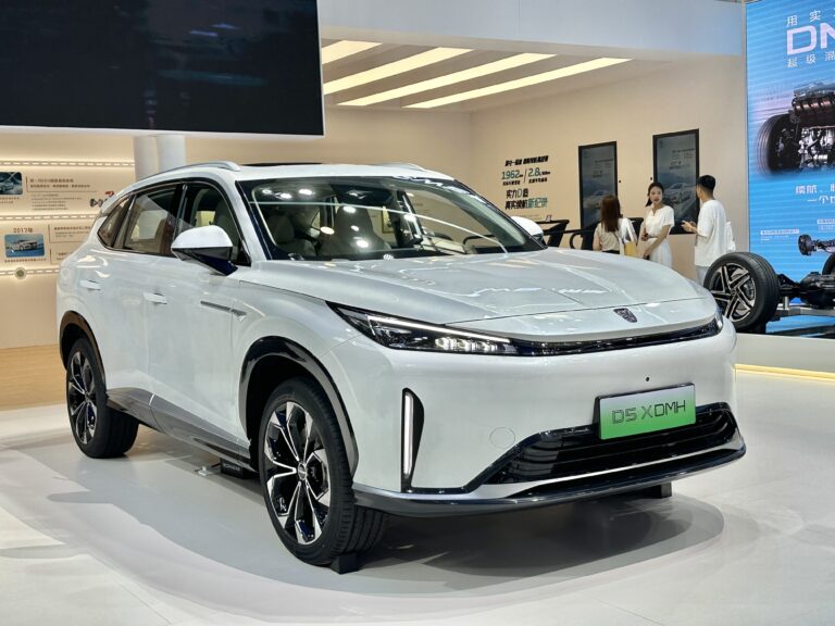 Кроссовер Roewe D5X как иллюстрация модельного ряда марки
