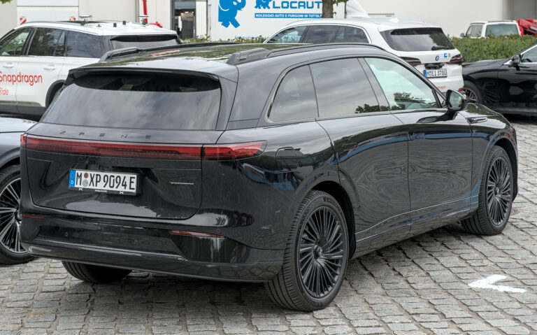 Электрический кроссовер Xpeng G9 на выставке, иллюстрация марки Xpeng