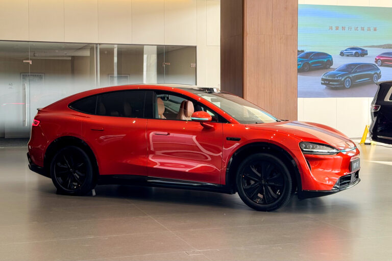 Электрический кроссовер Luxeed R7 в демонстрационном зале