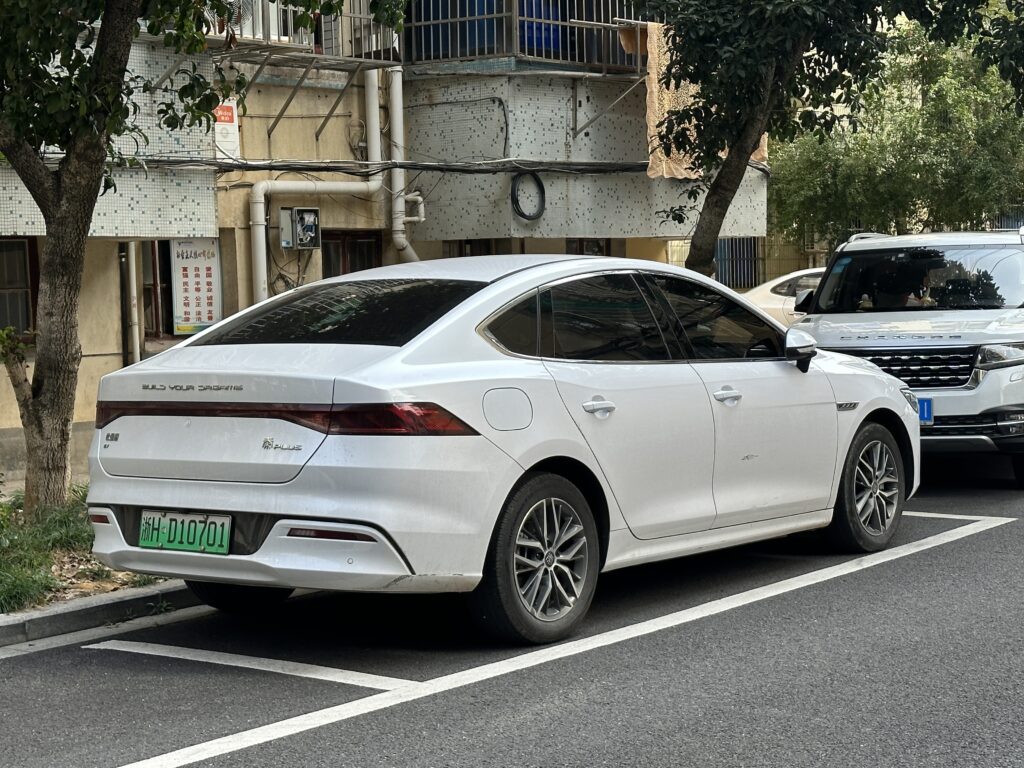 BYD Qin Plus EV предыдущего поколения как иллюстрация семейства седанов