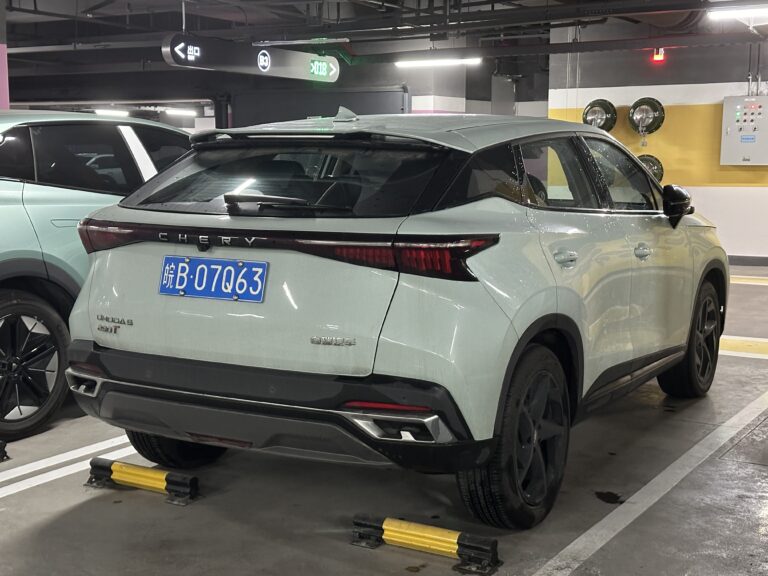 Красный кроссовер Chery Omoda 5 предыдущего поколения