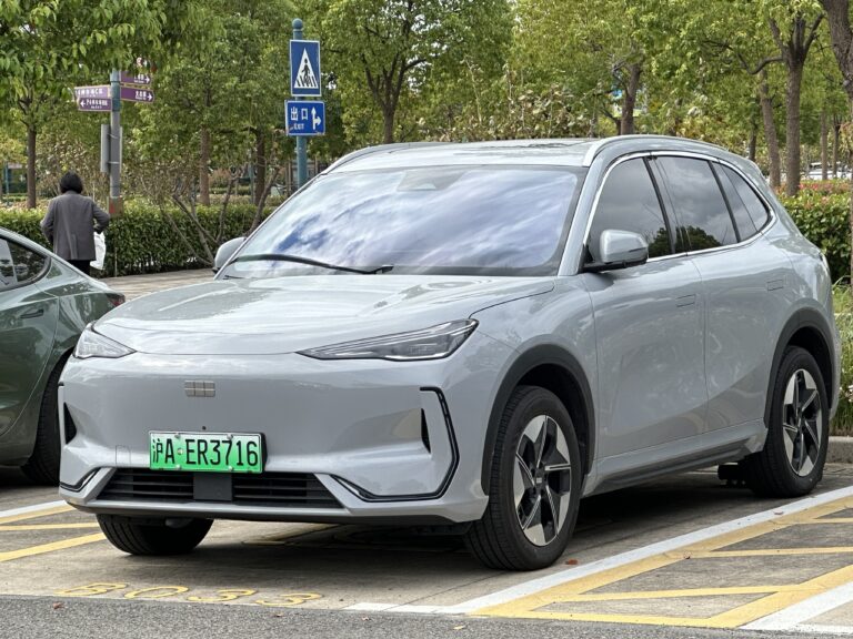 Серебристый электрический кроссовер Geely Galaxy E5