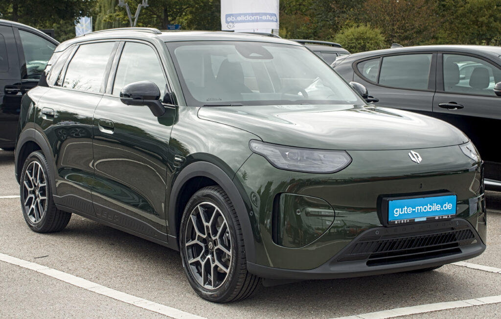 Зеленый электрокроссовер Leapmotor B03X на автомобильной выставке