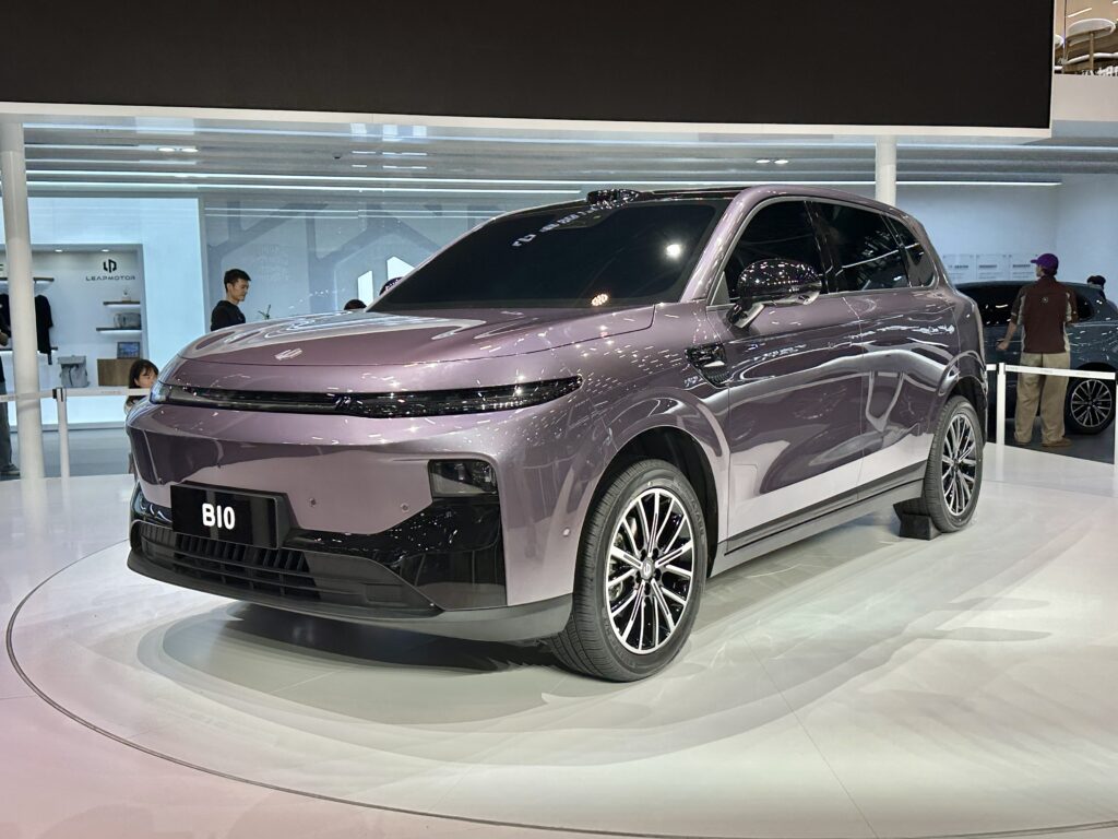 Фиолетовый электрический кроссовер Leapmotor B10 на выставочном стенде