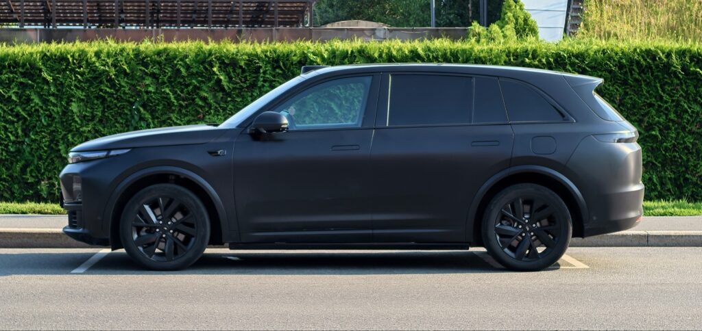 Полноразмерный кроссовер Li Auto L9 на улице