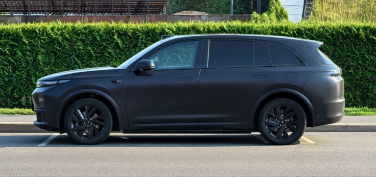 Полноразмерный кроссовер Li Auto L9 на улице