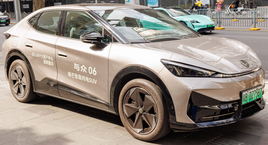 Китайский электрокроссовер Volkswagen ID. UNYX 06 на городской улице