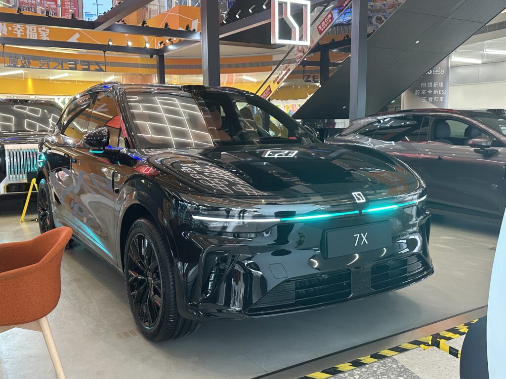Обновлённый электрический кроссовер Zeekr 7X на выставочной площадке